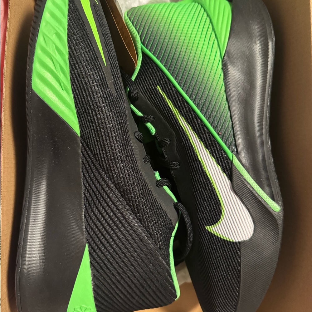 Men’s Nike G T Jump Size 10 NWT Blk White Green- with box